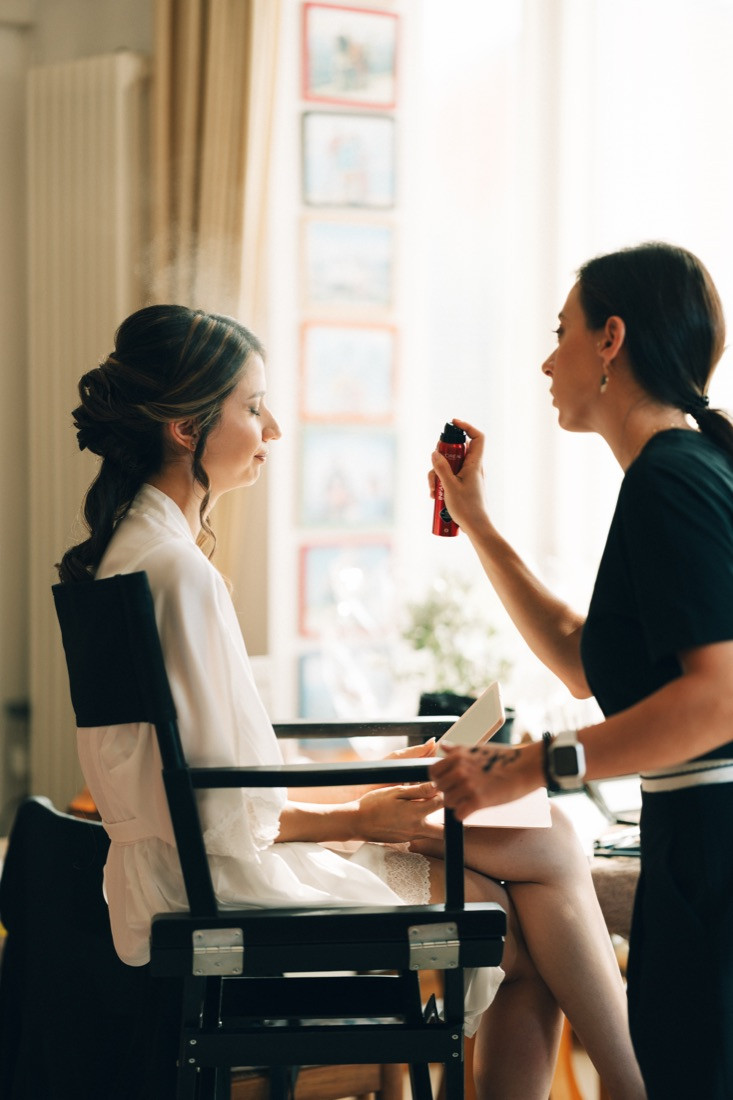 Marta Miceli, makeup artist a Verona, al lavoro durante un trucco sposa